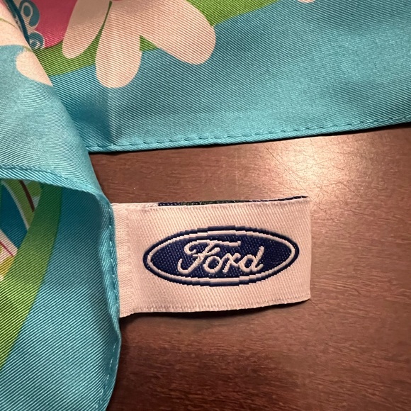 Lilly Pulitzer Silk Paisley Scarf
Butterfly Flowers for Breast Cancer Awareness - Picture 4 of 7